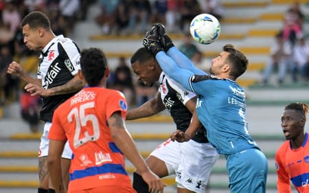 Léo Jardim em ação no jogo do Vasco contra Puerto Cabello