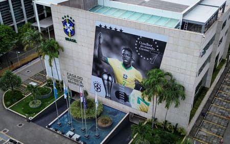Vini Jr. homenageado na fachada da sede da CBF