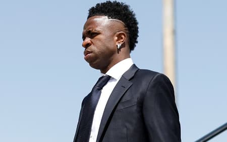 Vini Jr desembarcando para a final da Copa do Rei