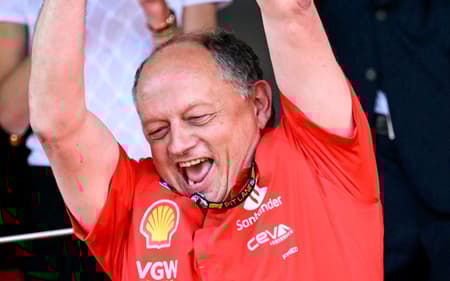 Fred Vasseur comemorando a vitória da Ferrari no GP de Mônaco 2024 (Foto: NICOLAS TUCAT / AFP)