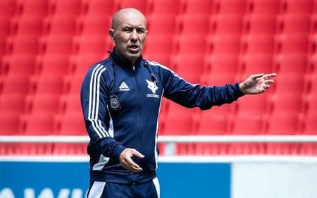Técnico do Cruzeiro, Leonardo Jardim comanda treino no Estádio Casablanca (Foto: Gustavo Aleixo/Cruzeiro)