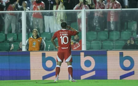 Alan Patrick, meia do Internacional, comemora gol de falta