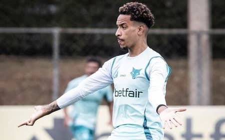 Meia Matheus Pereira, do Cruzeiro, na Toca da Raposa (Foto: Gustavo Aleixo/Cruzeiro)