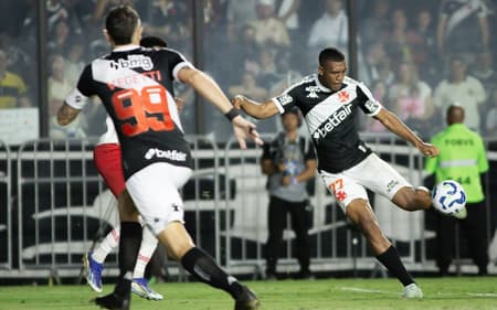 Rayan e Vegetti em ação pelo Vasco (Foto: Matheus Lima/Vasco)