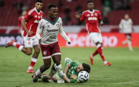 Anthoni, do Internacional. e Jhon Arias, do Fluminense