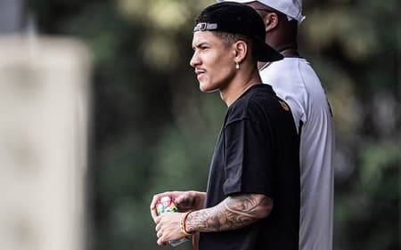 Ângelo Gabriel visita o CT do Santos durante o período das férias do Al-Nassr, da Arábia Saudita. (Foto: Raul Baretta/ Santos FC)