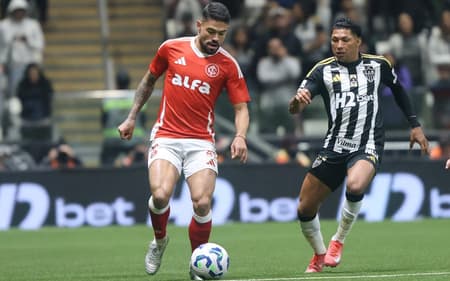 Bruno Tabata, do Internacional, e Rony, do Atlético-MG
