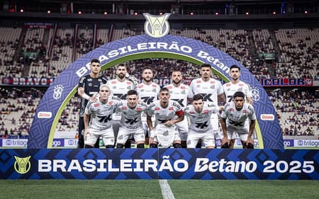 Elenco do Santos deixou a zona do rebaixamentoo com a vitória diante do Fortaleza. (Foto: Raul Baretta/ Santos FC)