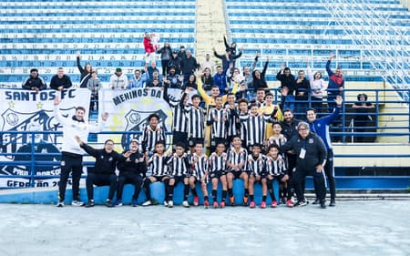 Equipe Sub-12 do Santos entre em campo (Foto: Reinaldo Campos/ Santos FC)