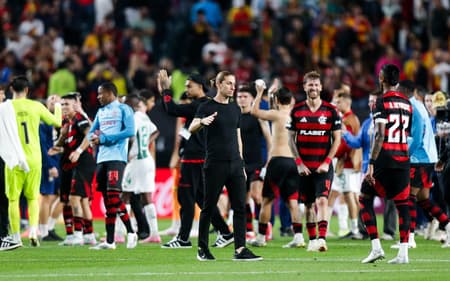 Filipe Luís cumprimenta jogadores do Flamengo após vitória contra o Espérance (Foto: Gilvan de Souza / Flamengo)