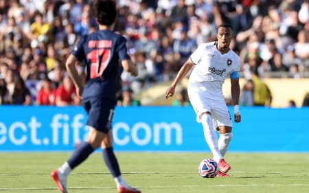 Marlon Freitas em ação no duelo entre Botafogo e PSG (Foto: Vítor Silva/Botafogo)
