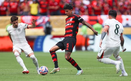 Pulgar em ação contra o Chelsea (Foto: Gilvan de Souza/Flamengo)