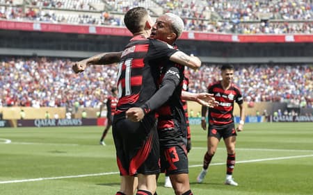 Jorginho e Wesley comemoram em Flamengo x Chelsea no Mundial de Clubes (Foto: Gilvan de Souza/Flamengo)