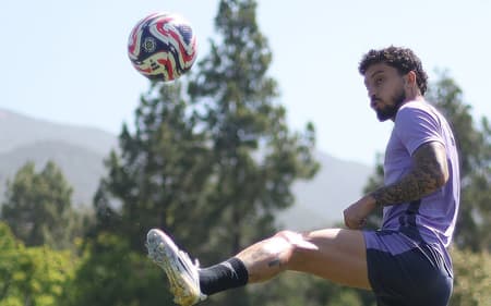 Alex Telles durante treino do Botafogo (Foto: Vítor Silva/Botafogo)
