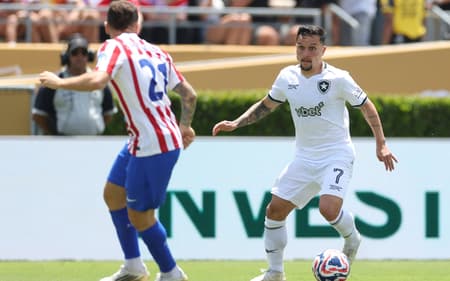 Artur em ação no duelo entre Botafogo e Atlético de Madrid (Foto: Vítor Silva/Botafogo)