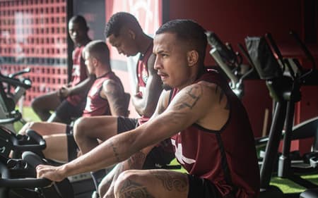Jogadores do Vitória fazem atividades na academia (Foto: Victor Ferreira / EC Vitória)