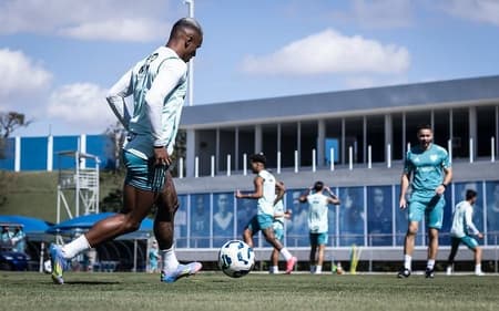 Atacante Marquinhos, do Cruzeiro, em treino na Toca da Raposa (Foto: Gustavo Aleixo/Cruzeiro)