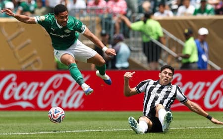 Vitor Roque em ação pelo Palmeiras na vitória por 1 a 0 diante do Botafogo no Mundial de Clubes da Fifa. (Foto: Cesar Greco/ Palmeiras)