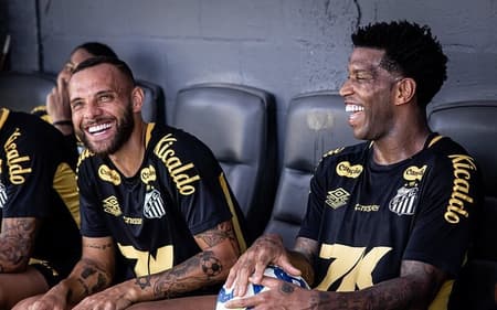 Guilherme e Gil durante treino no CT Rei Pelé. (Foto: Raul Baretta/ Santos FC)