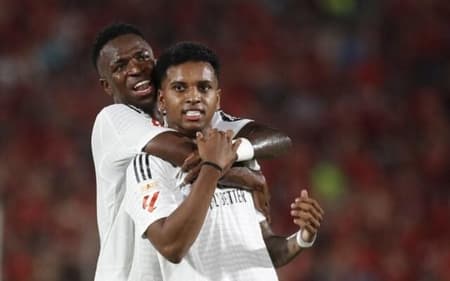 Rodrygo e Vini Jr pelo Real Madrid