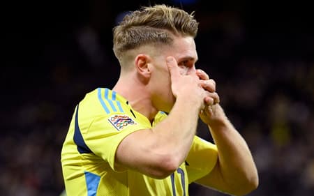 Viktor Gyökeres, atacante sensação do futebol europeu, marcpou quatro gols pela Suécia contra o Azerbeijão (Foto: Jakob Akersten/AFP)