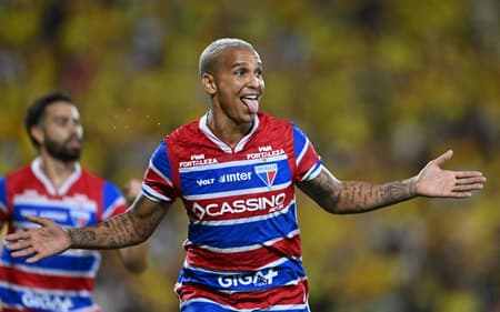 Deyverson comemora gol do Fortaleza contra o Bucaramanga