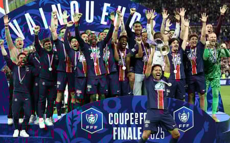Marquinhos ergue a taça da Copa da França após vitória do PSG contra o Reims (Foto: Franck Fife/AFP)