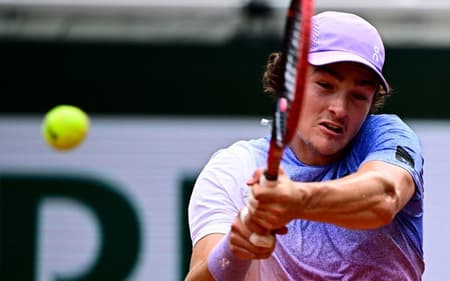 João Fonseca na partida contra o britânico Jack Draper em Roland Garros (Foto: JULIEN DE ROSA / AFP)