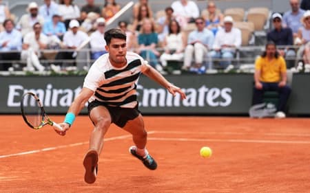 O espanhol Carlos Alcaraz na vitória sobre o americano Ben Shelton em Roland Garros (Foto: Dimitar DILKOFF / AFP)