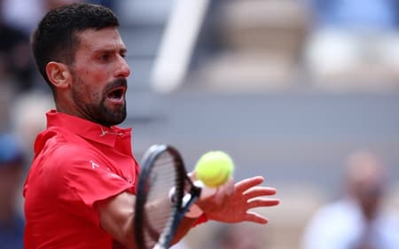 Novak Djokovic na tranquila vitória sobre o britânico Cameron Norrie em Roland Garros (Foto: Anne-Christine POUJOULAT / AFP)