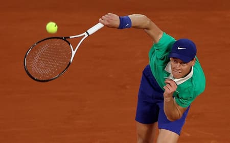 O italiano Jannik Sinner saca na partida contra o russo Andrey Rublev em Roland Garros (Foto: Alain JOCARD / AFP)