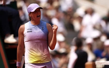 A polonesa Iga Swiatek busca o tetracampeonato em Roland Garros (Foto: Anne-Christine POUJOULAT / AFP)