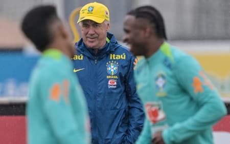 Ancelotti no treino da Seleção (Foto: Nelson ALMEIDA / AFP)