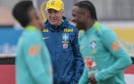 Ancelotti no treino da Seleção (Foto: Nelson ALMEIDA / AFP)