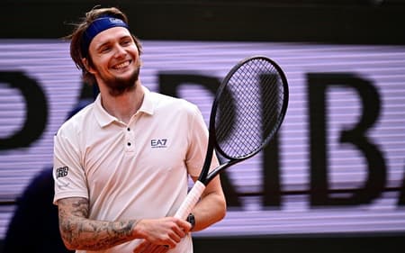 O cazaque Alexander Bublik sorri na derrota para o italiano Jannik Sinner em Roland Garros (Foto: JULIEN DE ROSA / AFP)