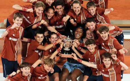 Americana Coco Gauff celebra com os boleiros após o título de Roland Garros (Foto: Dimitar DILKOFF / AFP)