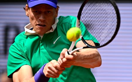 O italiano Jannik Sinner devolve a bola na final de Roland Garros contra o espanhol Carlos Alcaraz (Foto: JULIEN DE ROSA / AFP)