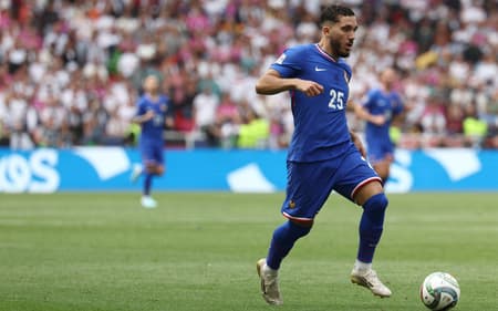 Rayan Cherki em ação pela França (Foto: FRANCK FIFE / AFP)