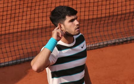 Carlos Alcaraz pede apoio do público na final de Roland Garros (Foto: ALAIN JOCARD / AFP)