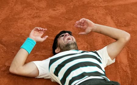 A emoção de Carlos Alcaraz ao conqauistar o bicampeoanto de Roland Garros (Foto: Dimitar DILKOFF / AFP)