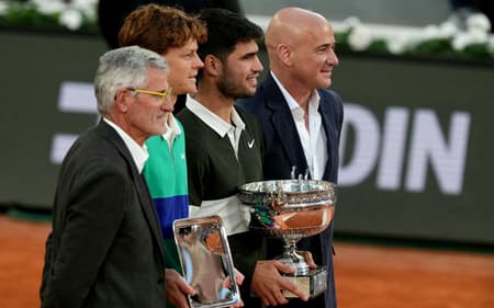 O presidente da Federação Francesa, Gilles Moretton, Jannik Sinner, Carlos Alcaraz e Andre Agassi na premiação em Roland Garros (Foto: Dimitar DILKOFF / AFP)