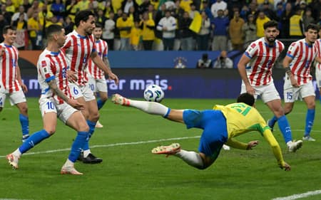 Matheus Cunha perdeu oportunidade de gol em Brasil x Paraguai (Foto: NELSON ALMEIDA / AFP)