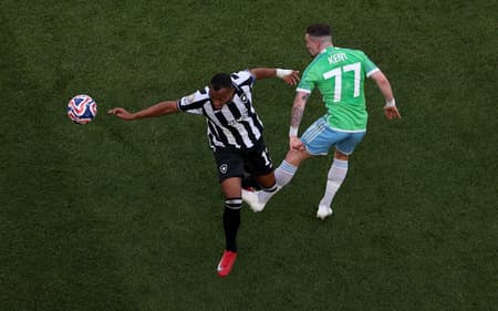 Marlon Freitas em ação na vitória do Botafogo sobre o Seattle Sounders (Foto: Ezra Shw/AFP)