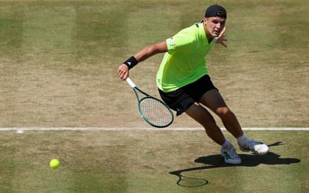 O tcheco Jakub Mensik na derrota para Agut em Londres (Adrian Dennis / AFP)