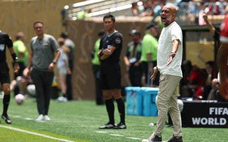 Guardiola na beira do campo no jogo entre Manchester City x Wydad pelo Mundial (Foto: FRANCK FIFE / AFP)