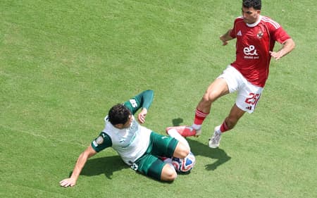 Veiga protagonizou lance polêmico em Palmeiras x Al-Ahly (Foto: CHARLY TRIBALLEAU / AFP)