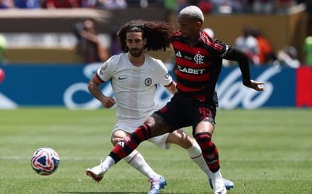 Cucurella disputa bola com Wesley em Flamento x Chelsea