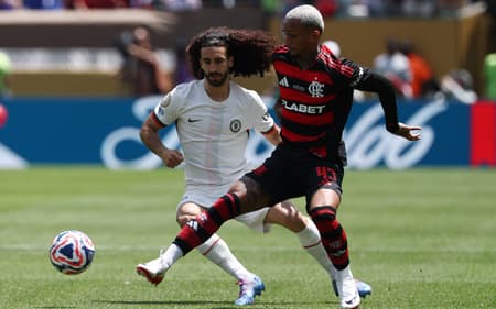 Cucurella disputa bola com Wesley em Flamento x Chelsea