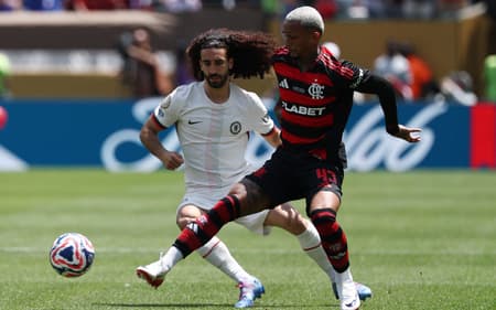 Cucurella disputa bola com Wesley em Flamento x Chelsea