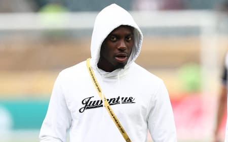 Weah e Kolo Muani na chegada para Juventus x Wydad Casablanca